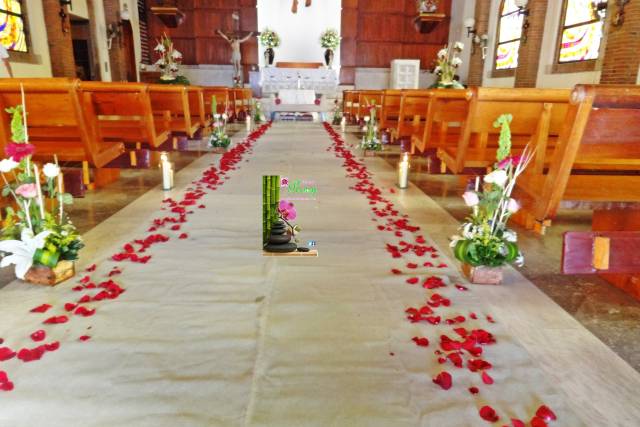 Pasillo velas y pétalos