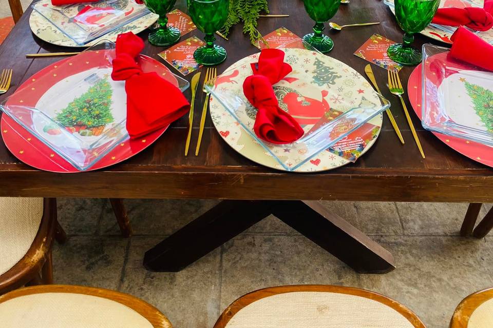 Montaje de mesa con temática de navidad