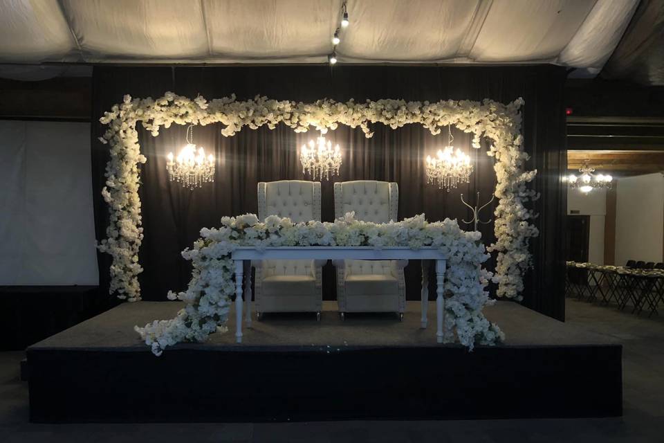 Mesa de novios decorada con flores blancas