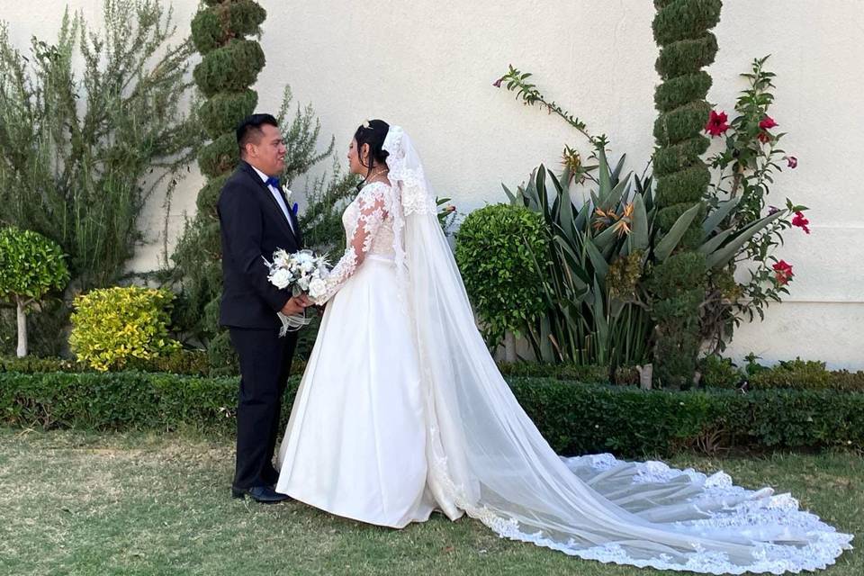 Novios tomados de la mano en el jardín