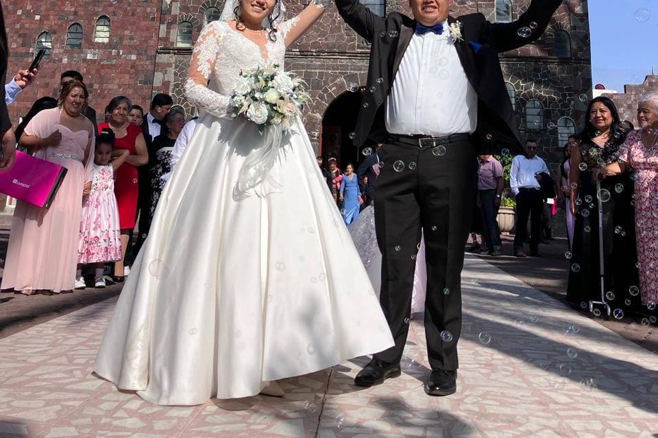 Recién casados saliendo de la iglesia