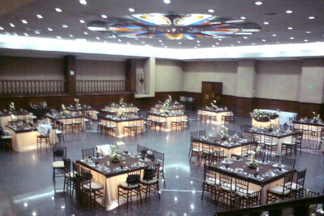 Mesas cuadradas iluminadas