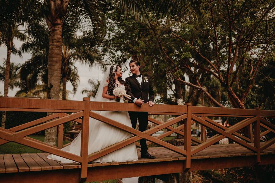 Pareja en el puente de madera