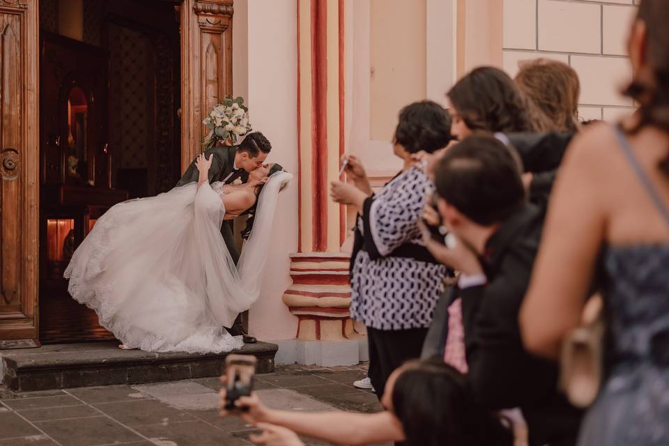 Novios dándose un beso en la iglesia