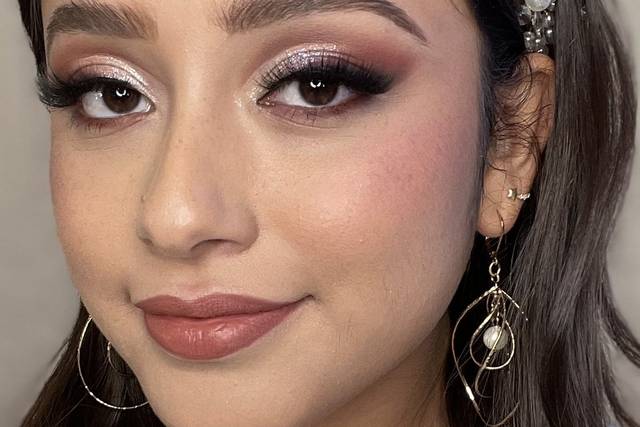 Novia con maquillaje rosado