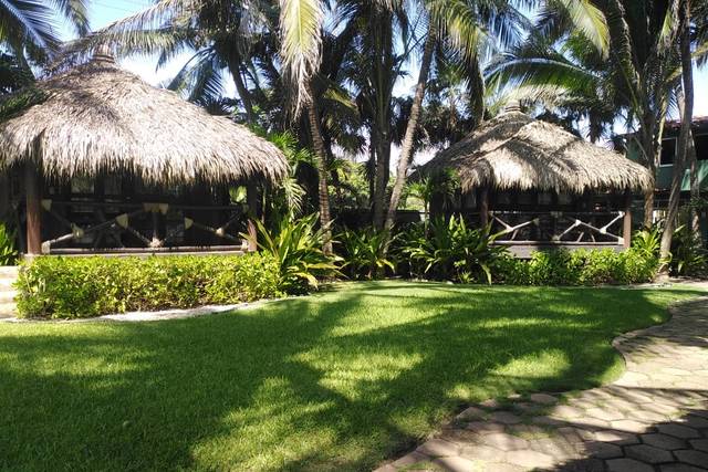 Jardín y bungalows