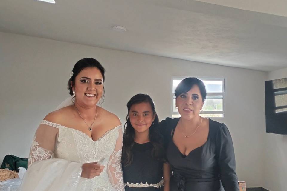 Mamá, hermana y novia