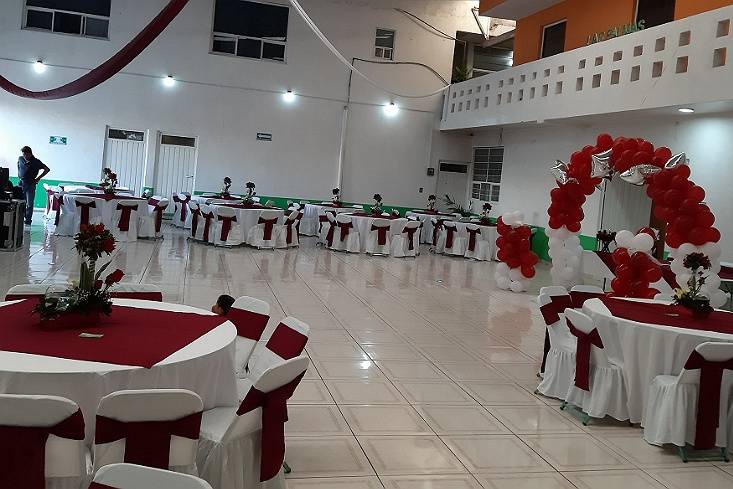 Salón con montaje rojo