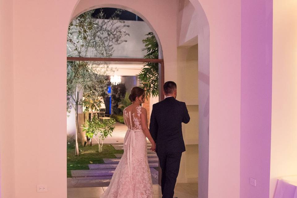 Novios entrando a camerino