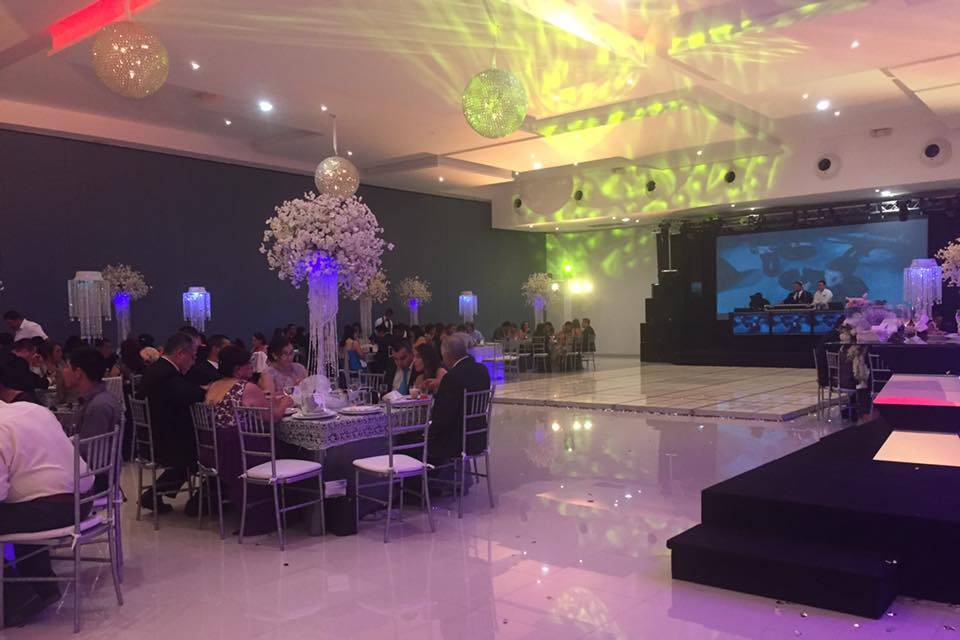 Salón iluminado de amarillo y rosa