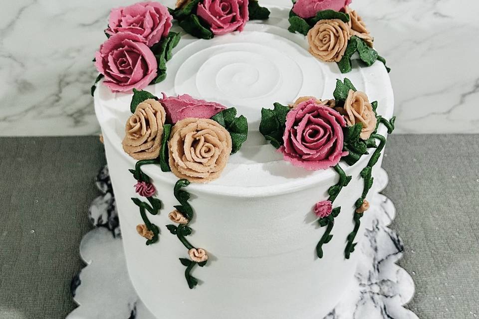 Pastel blanco con rosas rosas y beige