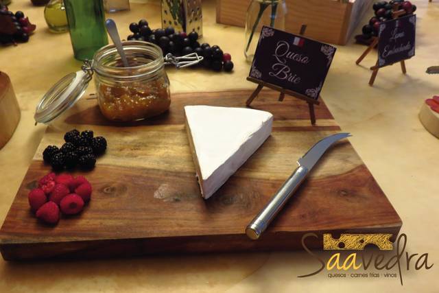 Queso brie con frutos rojos