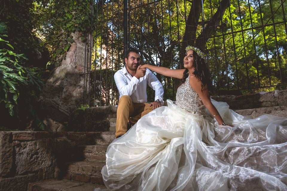 Pareja sentada en unos escalones