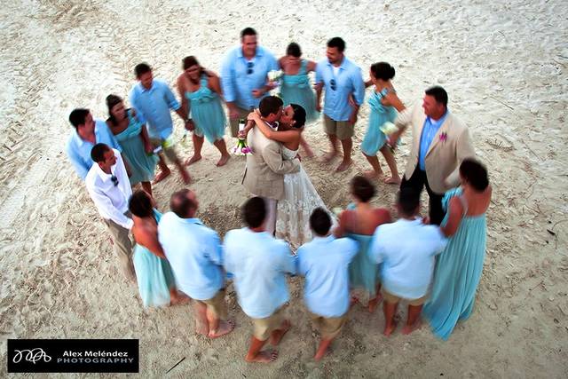 Los novios rodeados por amigos