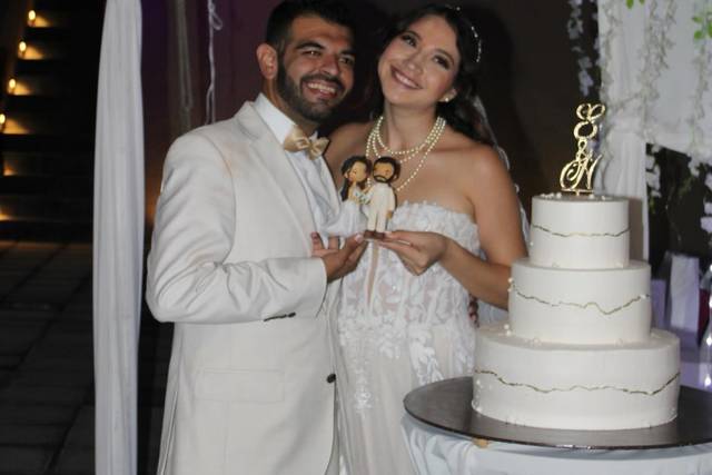 Novios con su pastel