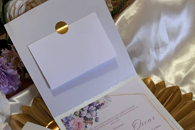 Invitación con iniciales de la pareja