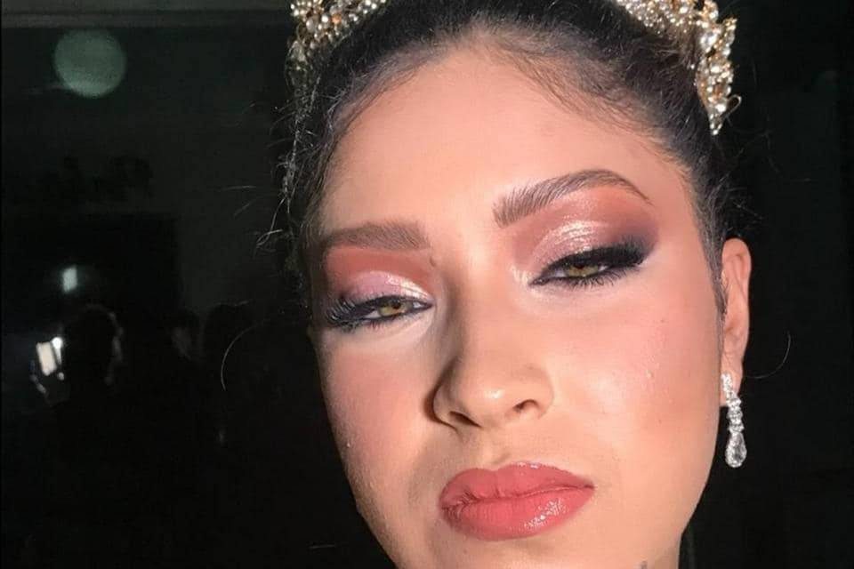 Novia con maquillaje en tonos rosados