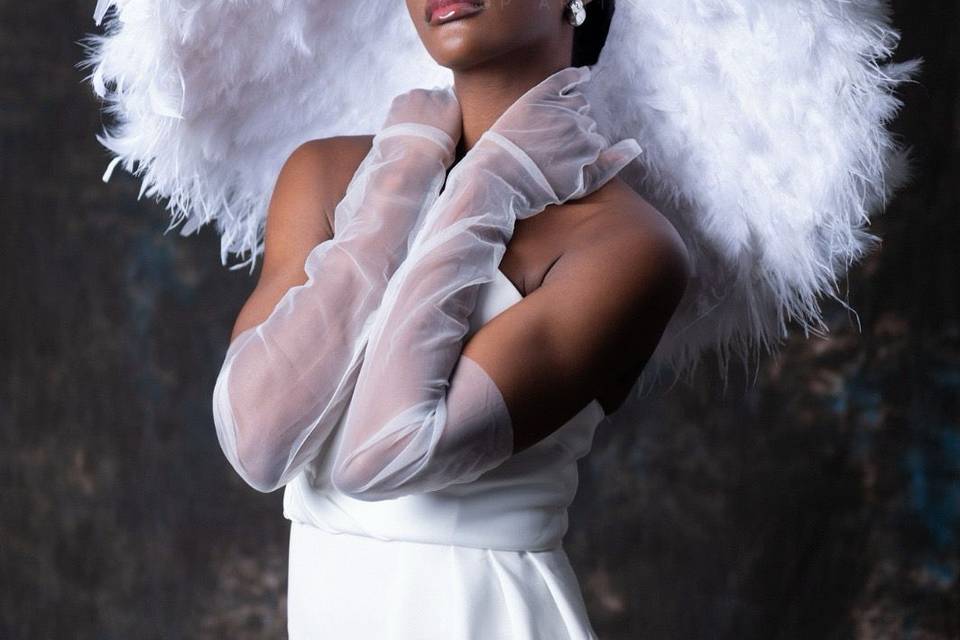 Novia con guantes blancos y sombrero de plumas