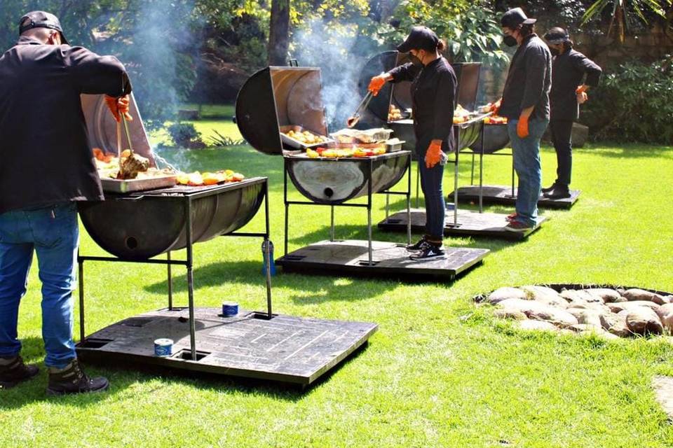 Haciendo un asado en el jardín