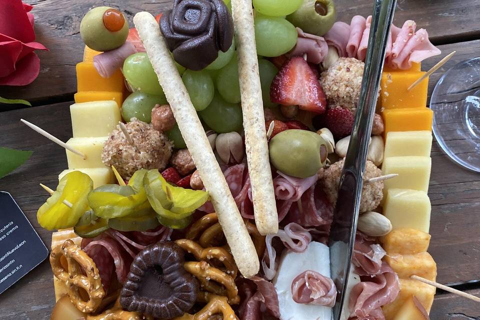 Embutido y fruta en una tabla