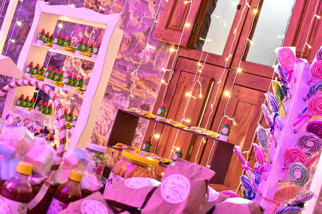 Mesa de dulces y botanas