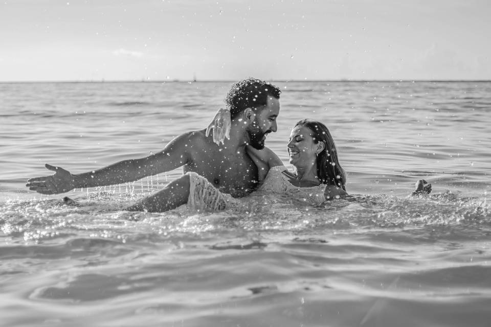 Pareja jugando en el mar