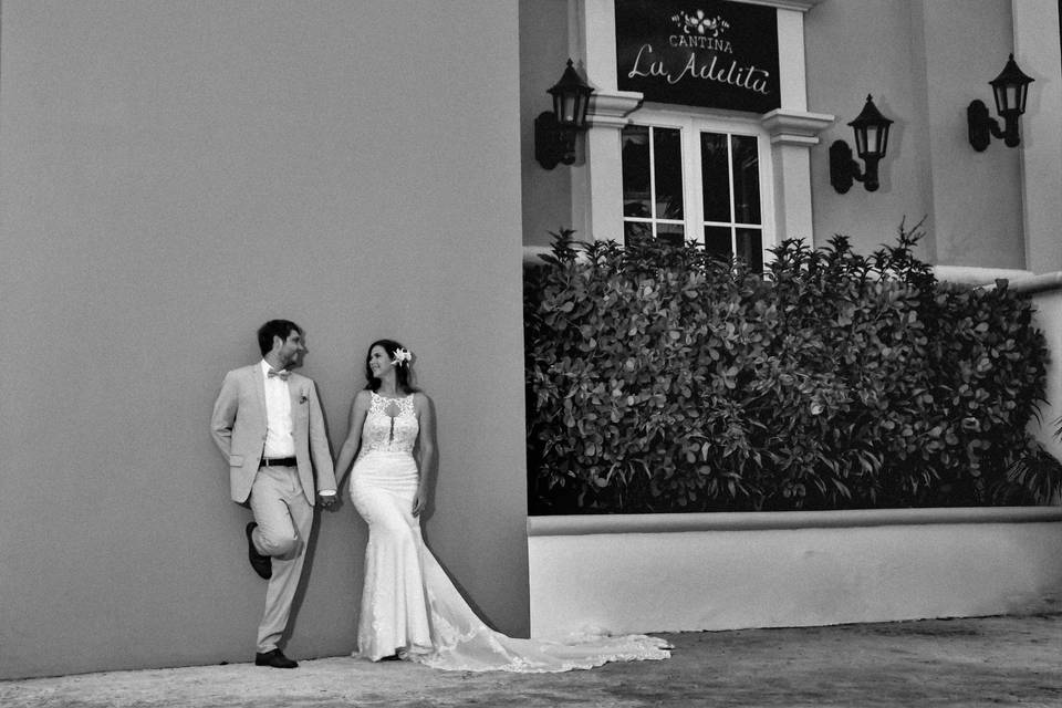 Novios posando en la pared