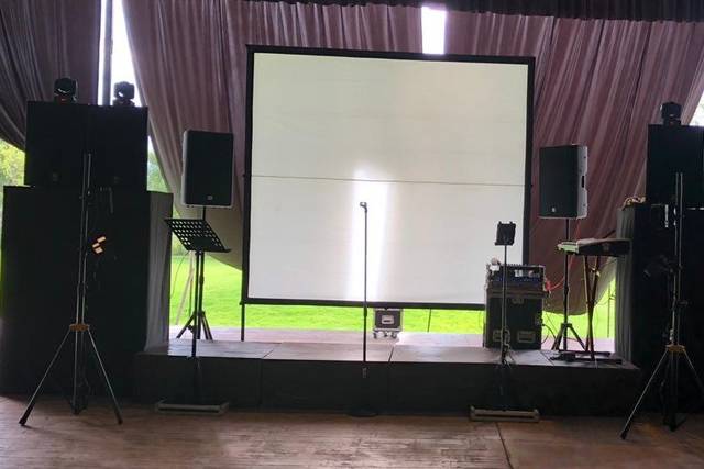 Escenario a un lado DJ