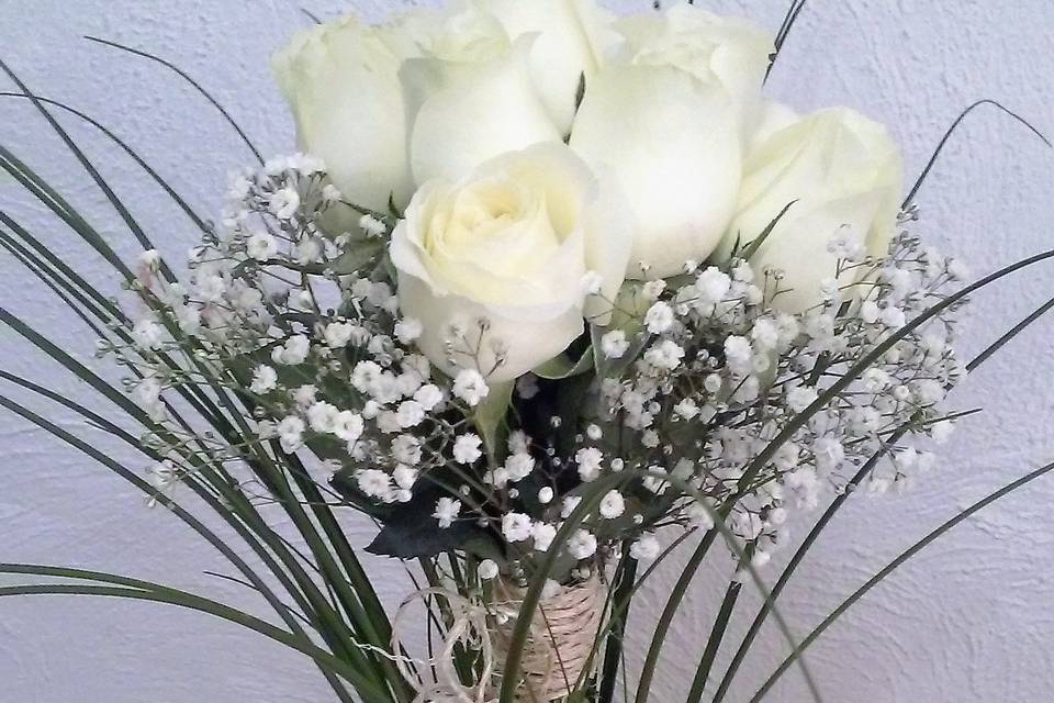 Topiario con rosas blancas
