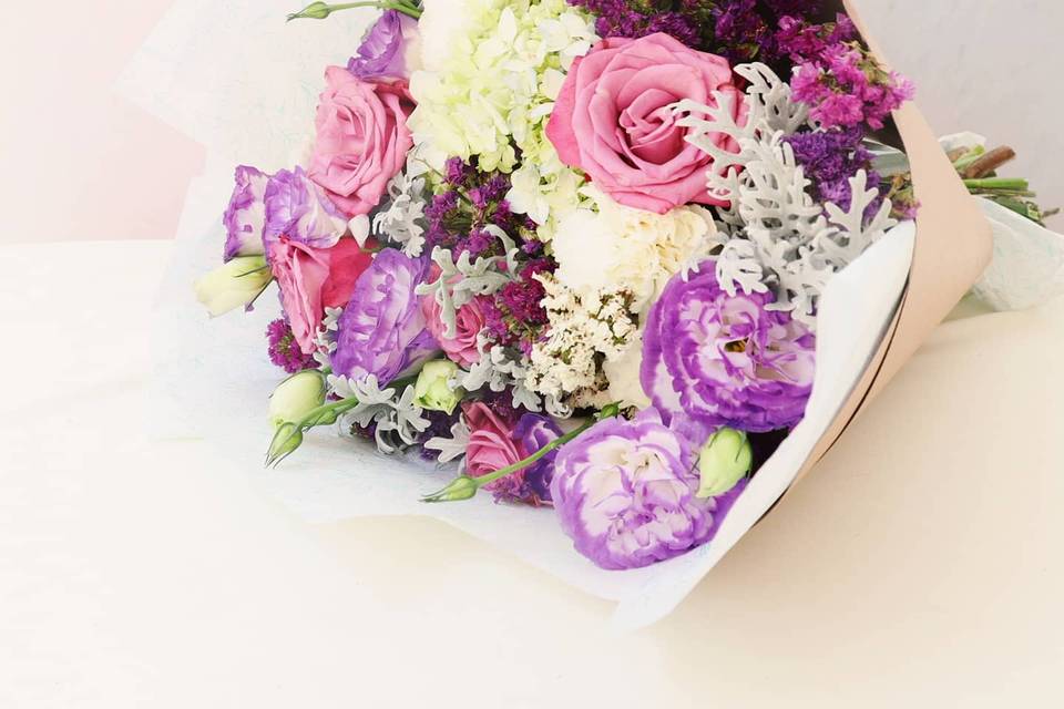 Ramo con flores rosas y moradas