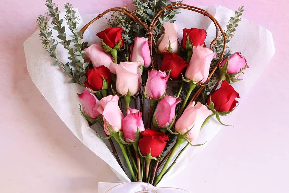 Ramo de rosas rojas y rosas