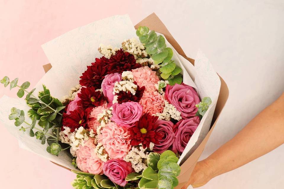 Ramo de rosas y flores rojas