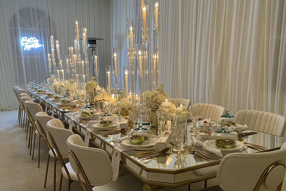 Candiles y arreglo floral