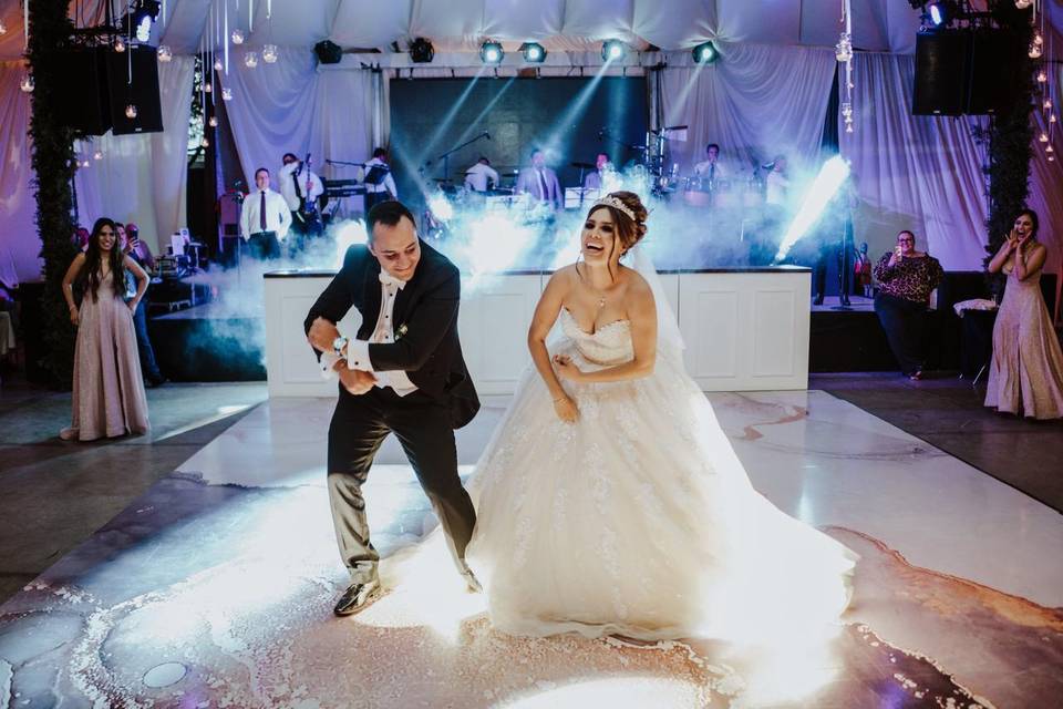 Novios bailando en la pista