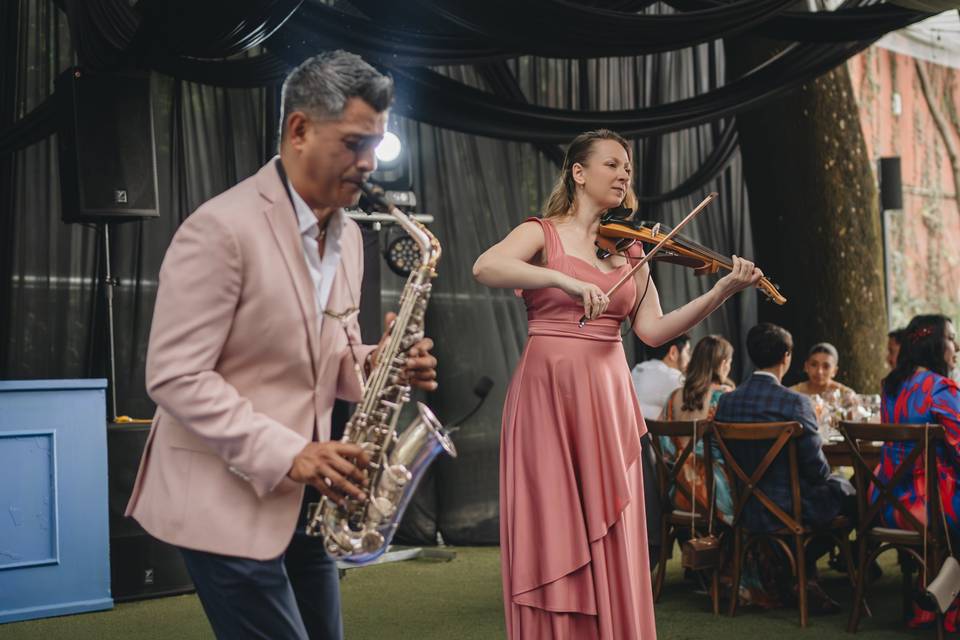 Violín y saxofón para cóctel
