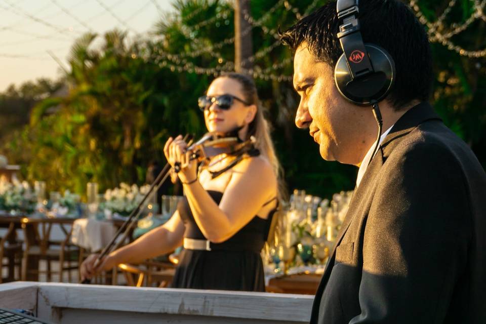 1. DJ y violín