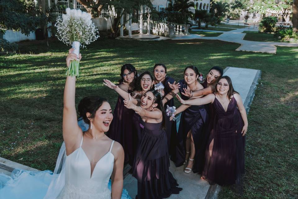 Novia y damas