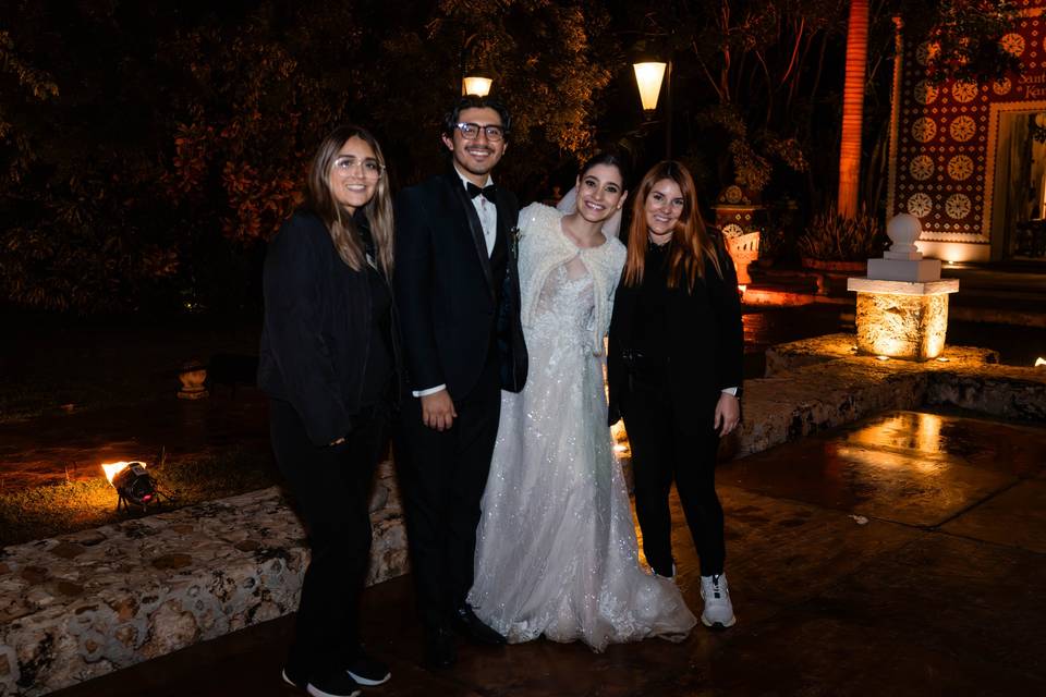 Equipo con novios