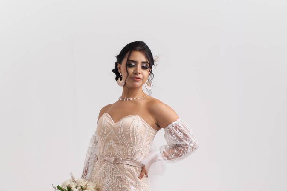 Novia con vestido ceñido y mangas