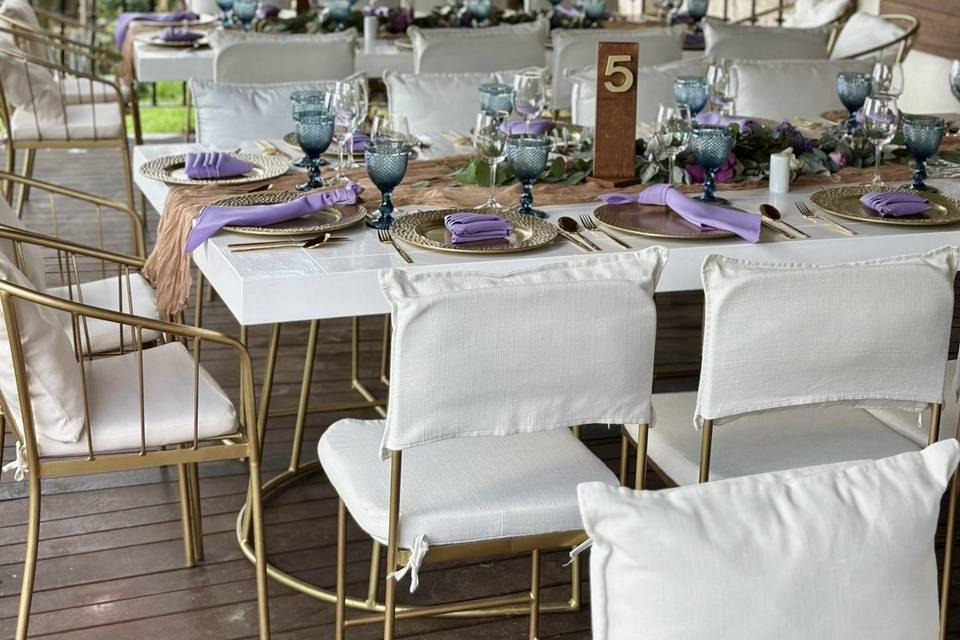 Mesa blanca con pretty