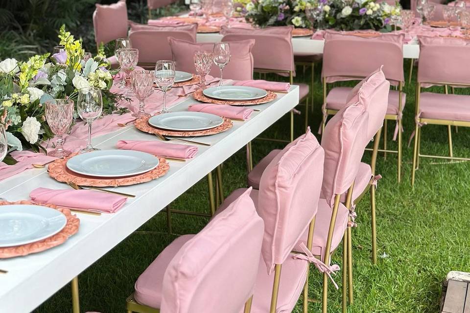 Mesa blanca con pretty rosa