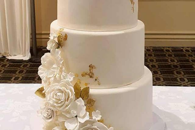 Pastel con decoración dorada