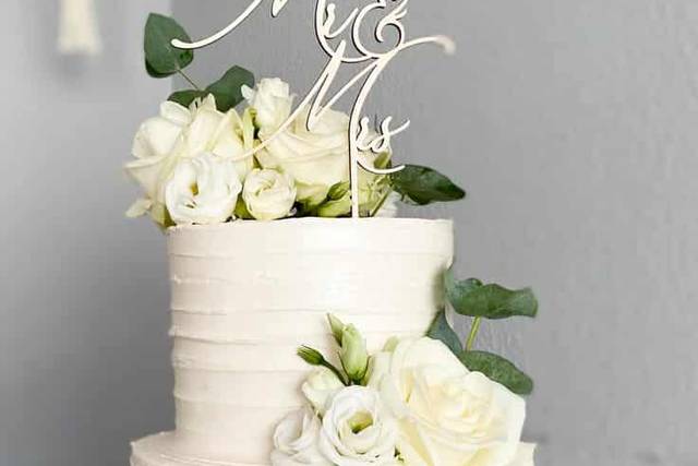 Pastel con rosas blancas