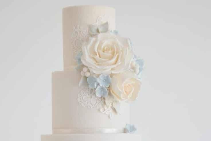 Pastel con flores color claro