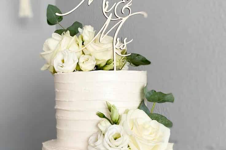 Pastel con rosas blancas