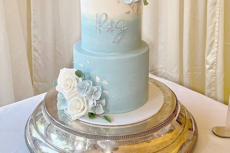 Pastel blanco con azul claro
