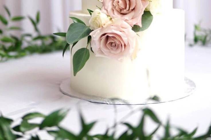 Pastel con rosas naturales