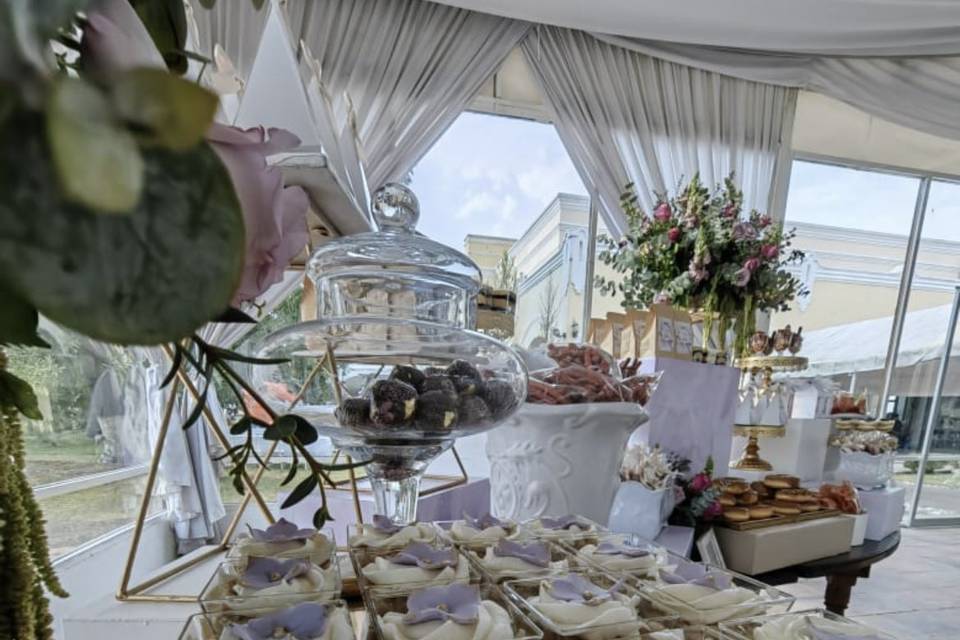 Mesa de dulces y canapes