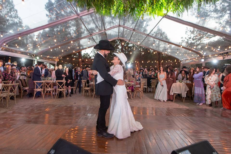 Novios bailando