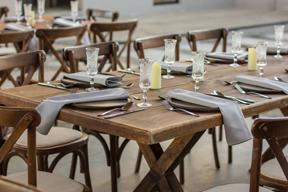 Mesa de madera con copas de cristal